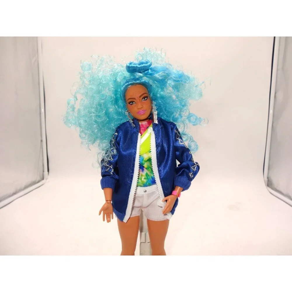 Barbie Extra Curvy Barbie Doll with‎ Blue Curly Hair 2021 Mattel